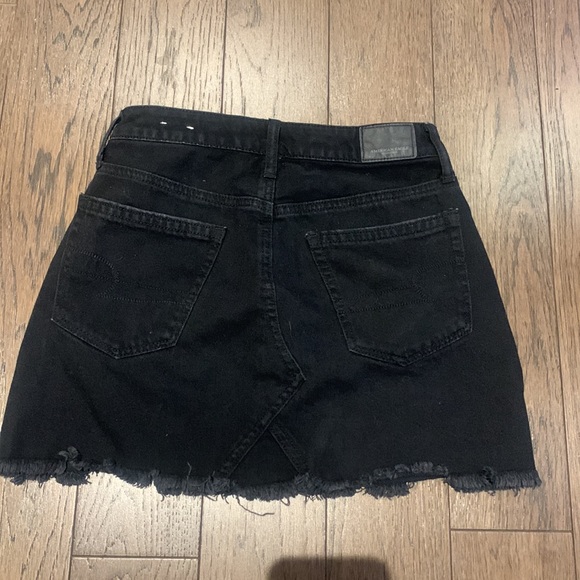Black denim mini skirt. Button fly - Picture 2 of 5